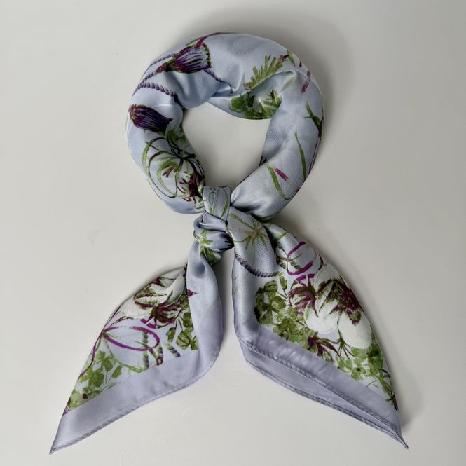 Huvudbild Blommig scarf 70x70 cm – romantisk och ...