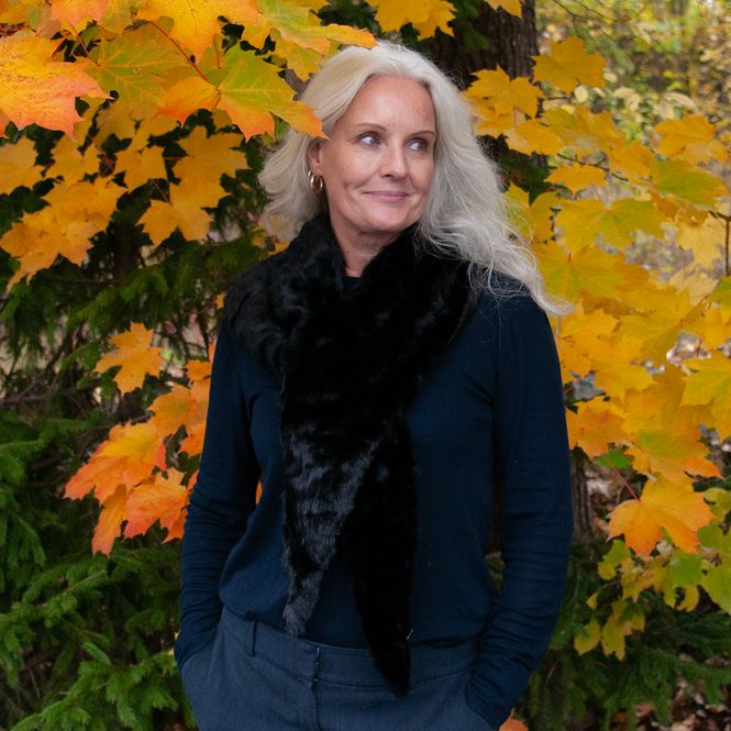 Huvudbild Triangelsjal i fuskpäls svart
