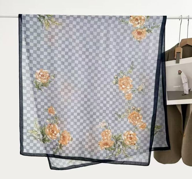 Huvudbild Blommig scarf ljusblå