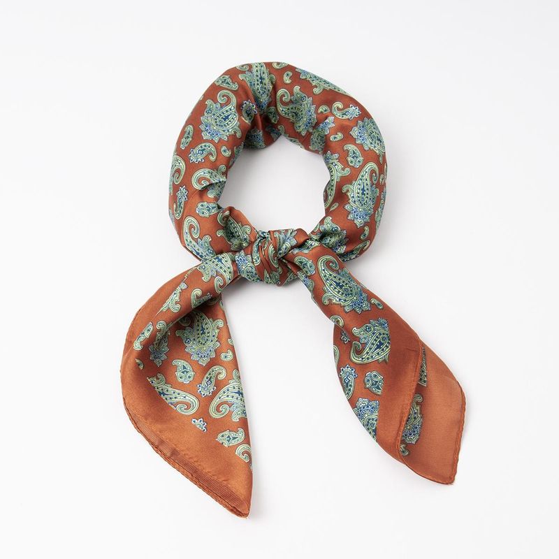 Lite rustbrunt skjerf med paisleymønster - 70x70 cm