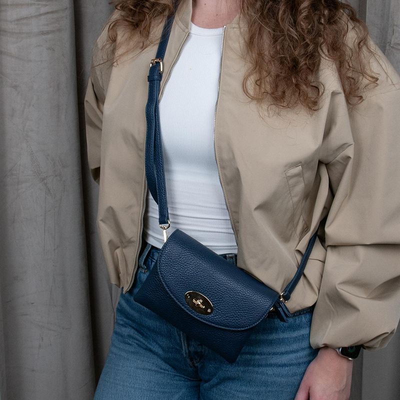 DANIELLE clutch marinblå i imiterat skinn