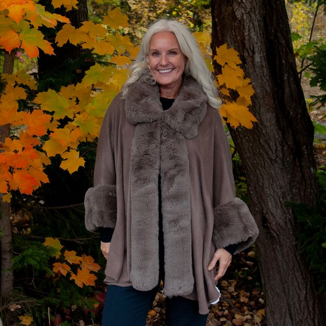 Huvudbild Öppen poncho med fuskpälsdetaljer taupe