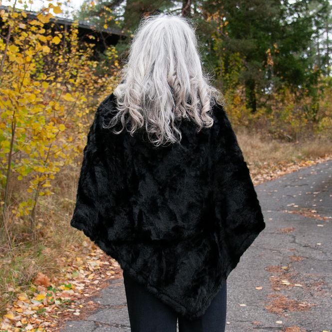 Huvudbild Slät poncho i fuskpäls svart