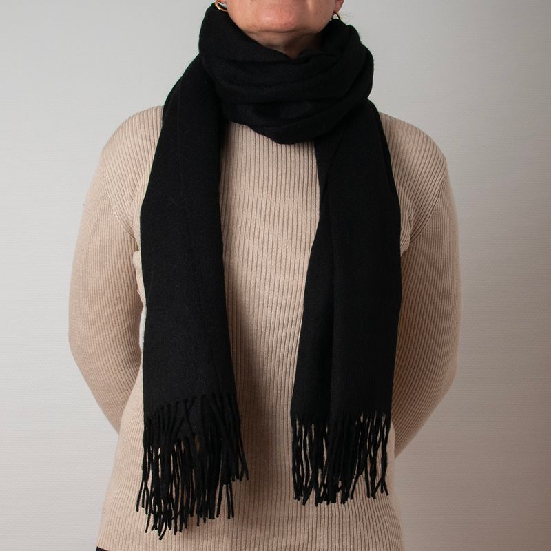 Ullscarf med fransar - svart