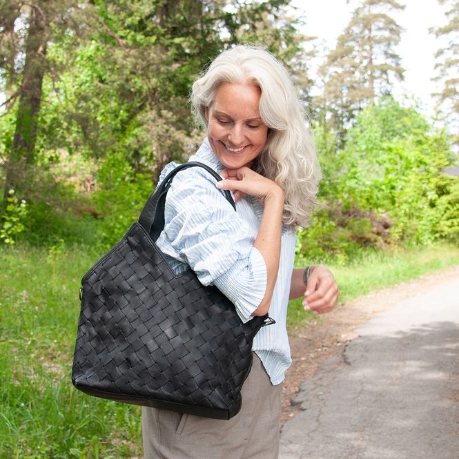 Huvudbild  LOUIS stor flätad lädershopper - svart