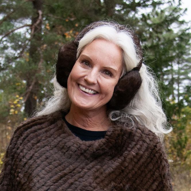 Huvudbild Öronvärmare i fuskpäls mörk brun