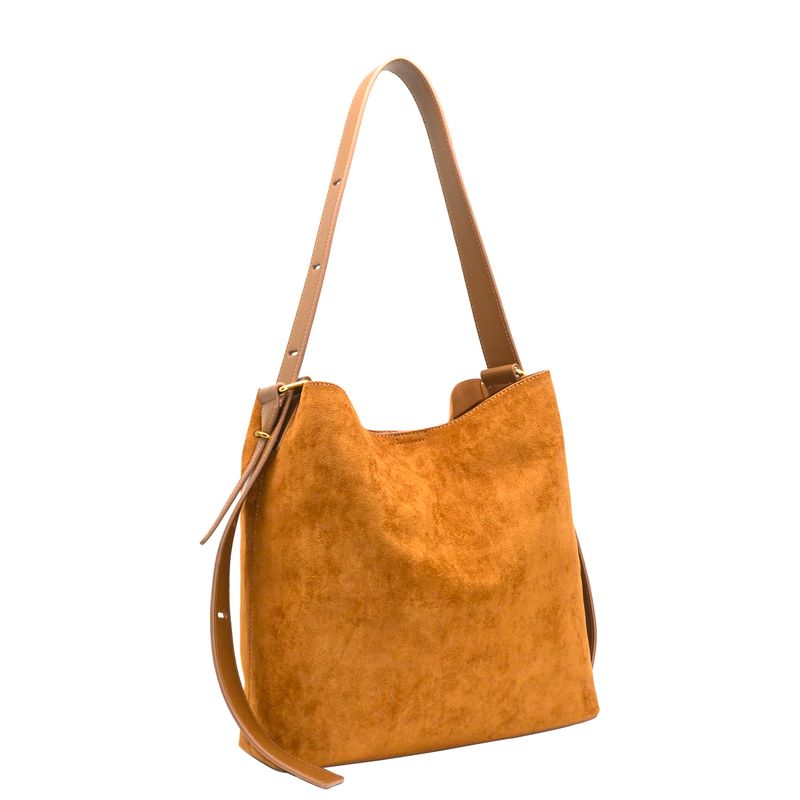 KAROLINE bucketbag i imitert semsket skinn cognac