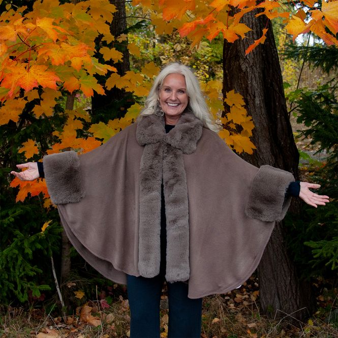 Huvudbild Öppen poncho med fuskpälsdetaljer taupe