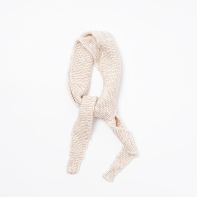 Lysebeige strikket skjerf – mykt og elegant i akrylblanding