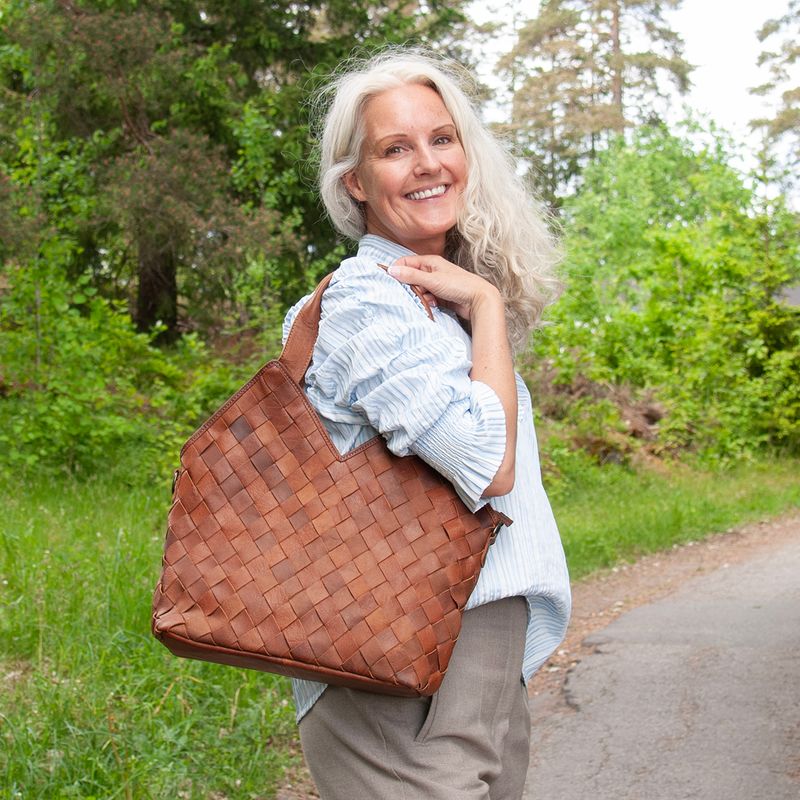 LOUIS stor flettet shopper i skinn - brun