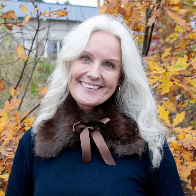 Huvudbild Krage i fuskpäls med sidenband brun