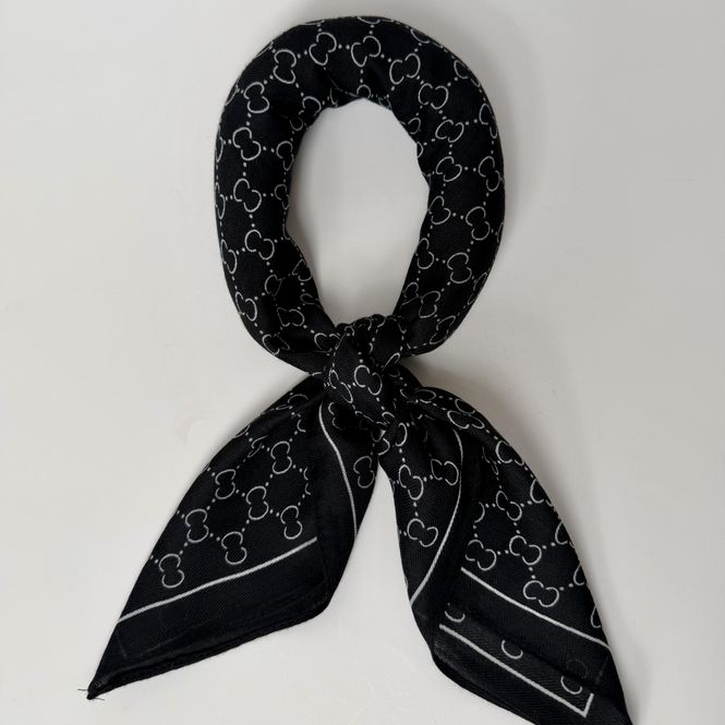 Huvudbild Mönstrad scarf 70x70 cm – klassisk och ...