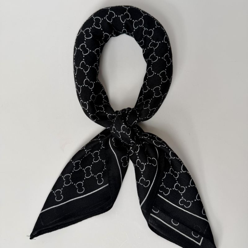 Mönstrad scarf 70x70 cm – klassisk och elegant