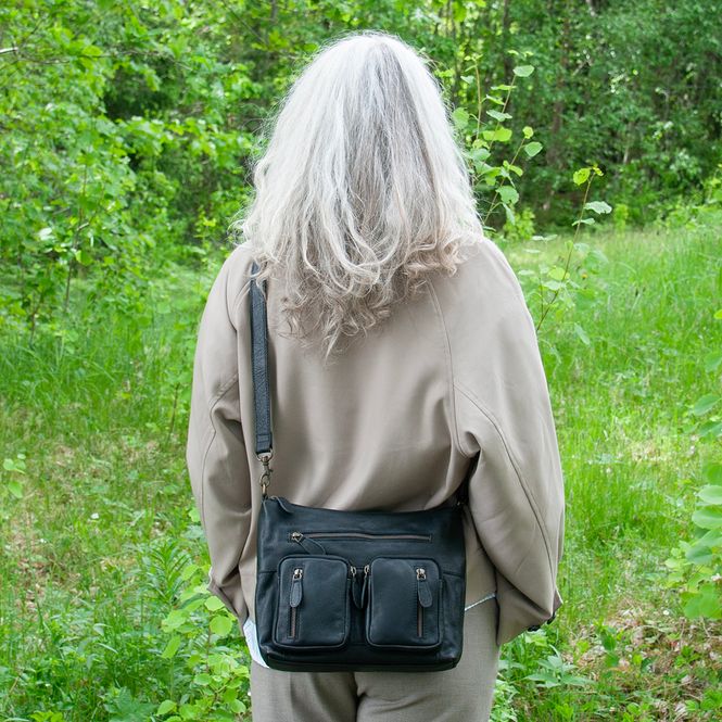 Huvudbild FLAVIA väska med framfickor i läder - svart